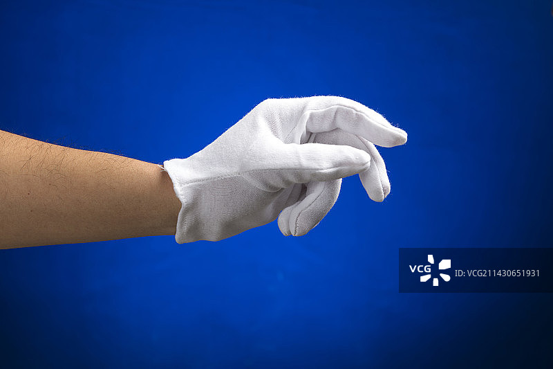 佩戴白色纯棉手套礼仪手套的男性双手特写图片素材