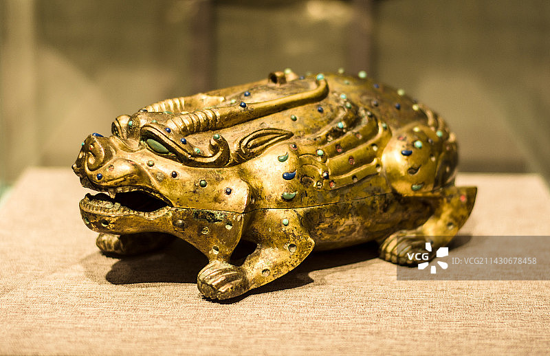 南京博物院镇馆之宝鎏金镶嵌兽形铜盒砚图片素材