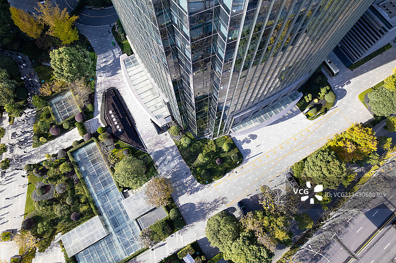 现代写字楼玻璃幕墙外立面图片素材