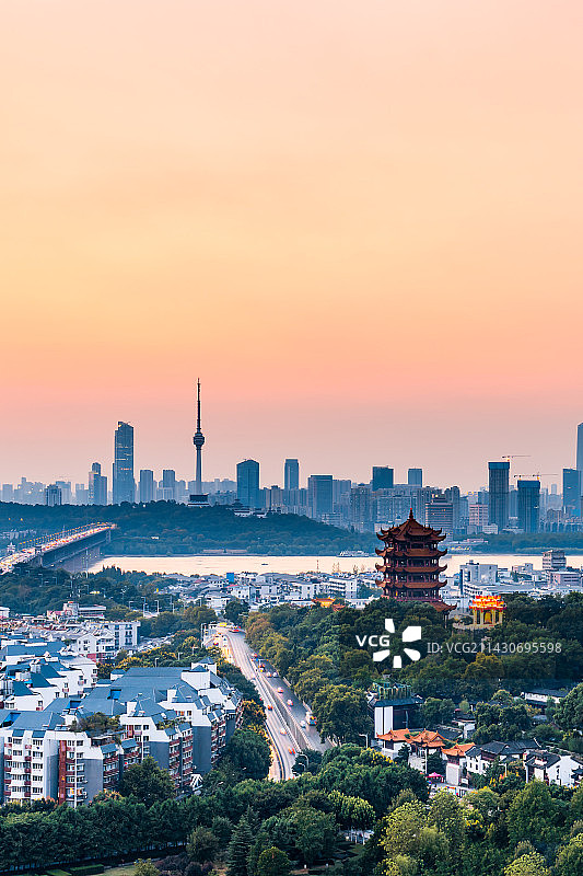 中国湖北武汉黄鹤楼高视角黄昏风光图片素材