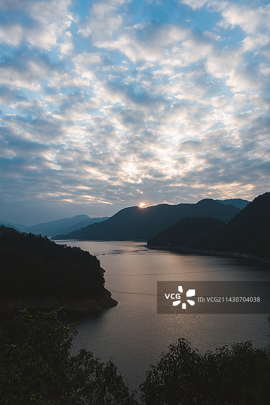 夕阳映照丽水云和湖的景色图片素材