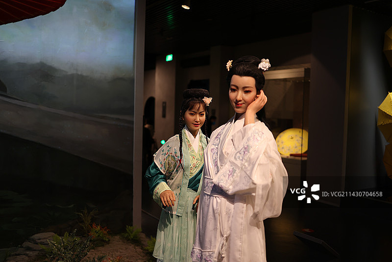 中国伞博物馆许仙与白娘子雕塑图片素材
