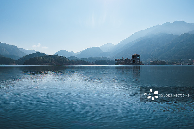 云和湖的水墨风景图片素材