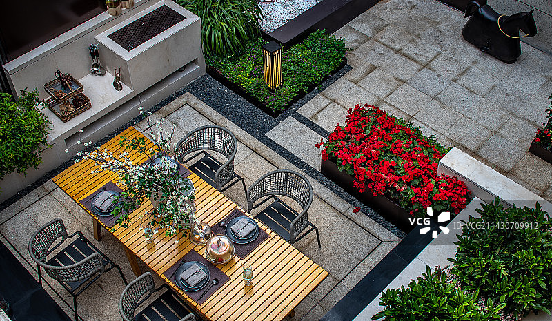 别墅庭院餐桌图片素材