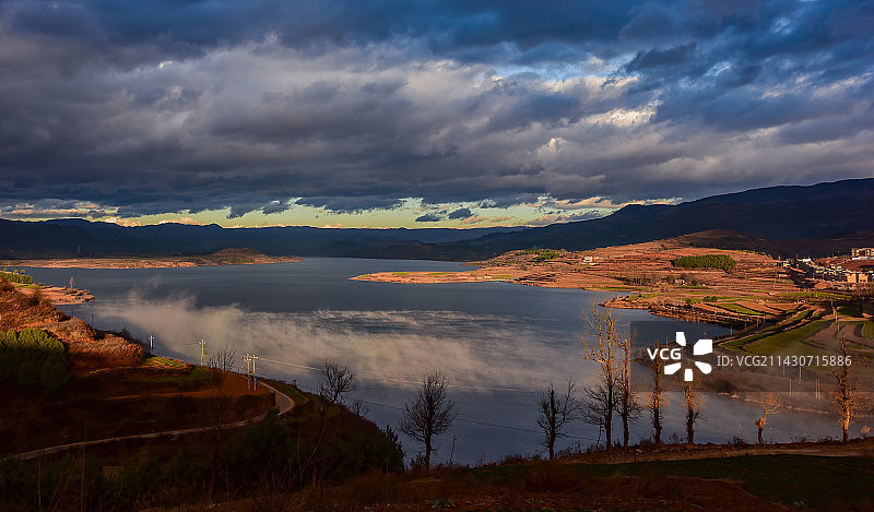 会泽县大桥乡念湖晨雾图片素材