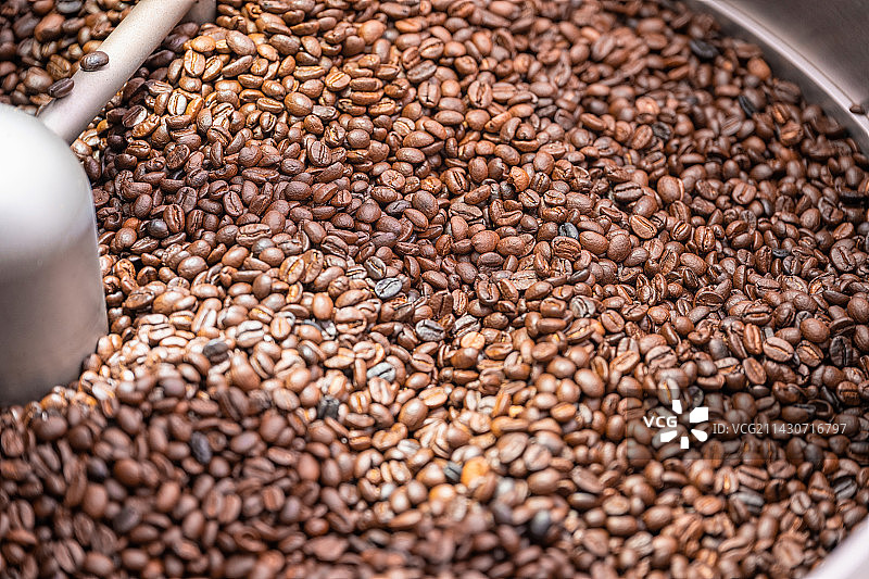 机器中烘烤的咖啡豆图片素材