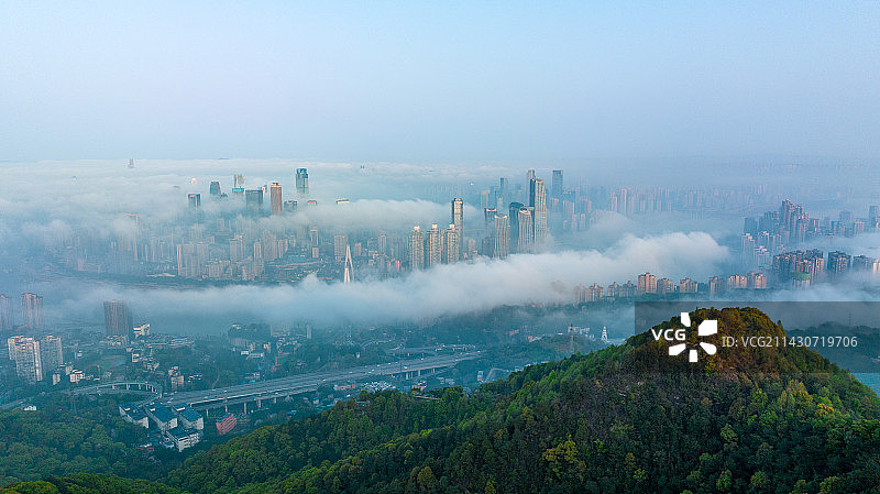 云雾中的城市风光重庆图片素材
