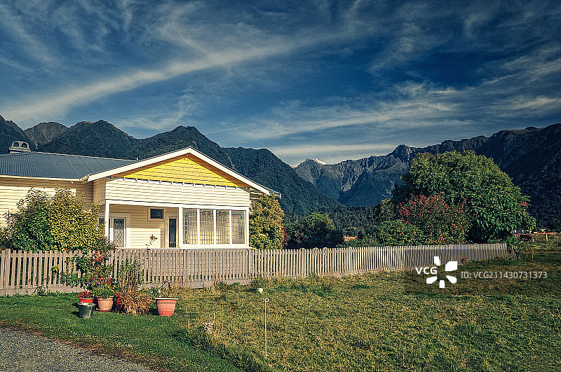新西兰高山草甸小木屋户外风光图片素材