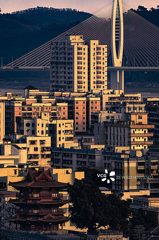 小城的古今同框图片素材