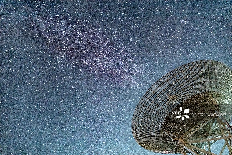 Galaxy and Radio Telescope图片素材