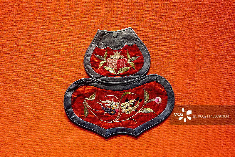 汉族红缎绣葫芦形肚兜图片素材