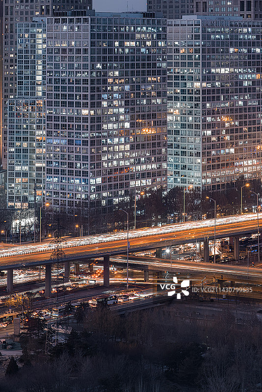 建外soho与东三环国贸桥车轨夜景城市风光高视角图片素材