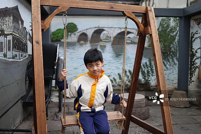 正在荡秋千的男孩图片素材