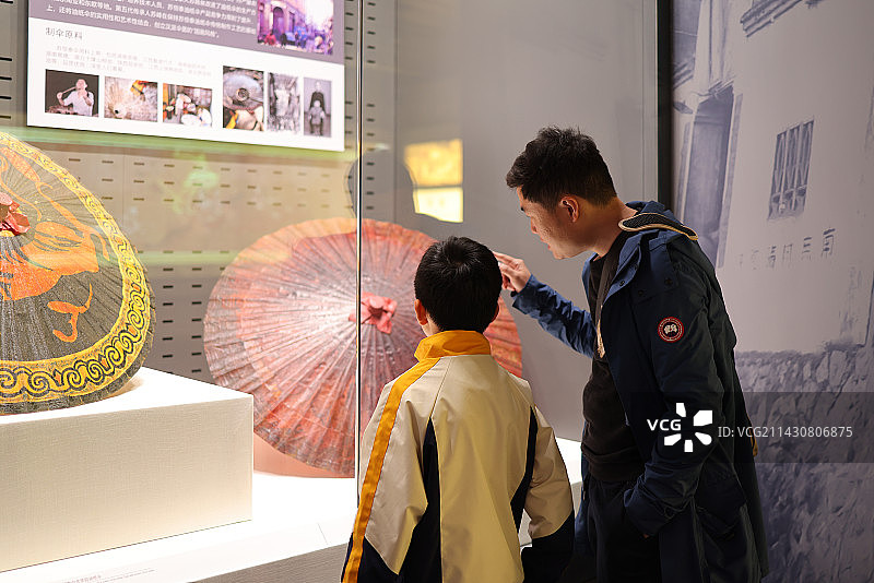 父亲带着儿子参观博物馆图片素材
