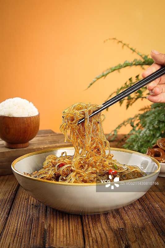 深底上的肉末粉条图片素材