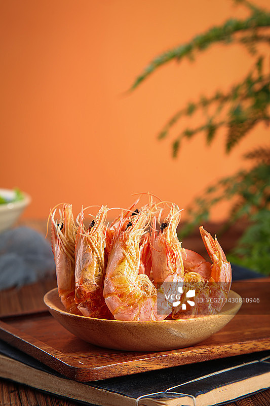 深底上的碳烤虾干图片素材