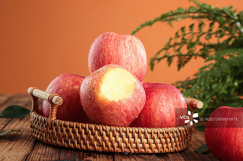 深底上放着的条纹苹果图片素材