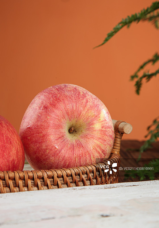 深底上放着的条纹苹果图片素材