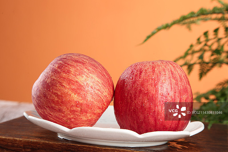 深底上放着的条纹苹果图片素材