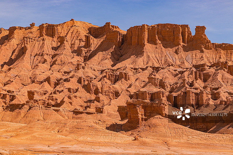 新疆阿克苏拜城克孜尔红石林雅丹地貌图片素材