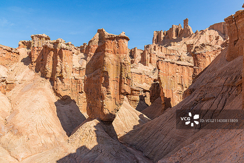 新疆阿克苏拜城克孜尔红石林雅丹地貌图片素材