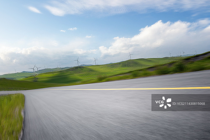 草原公路与风车图片素材