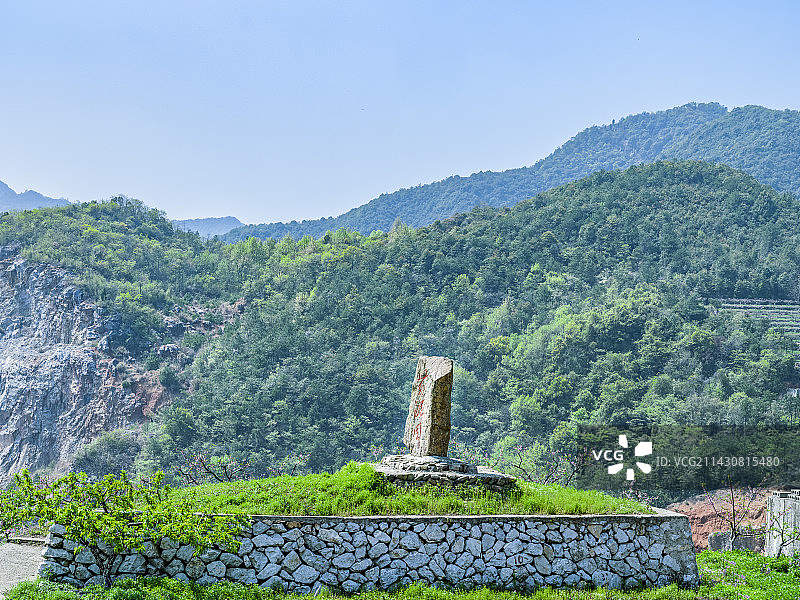 在那桃花盛开的山岗上，杭州富阳新登马弓坞村黄泥岗桃园图片素材