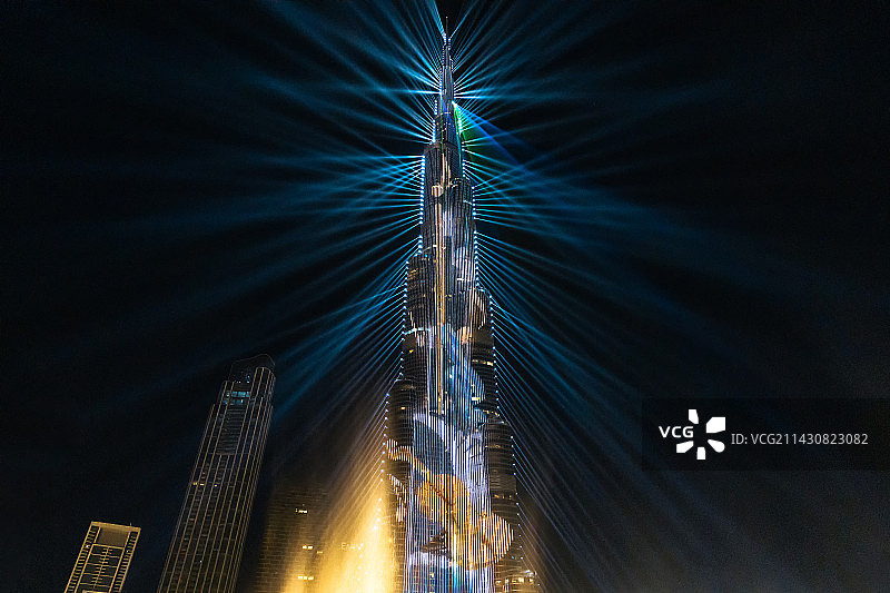 迪拜夜晚哈利法塔的炫丽灯光秀图片素材