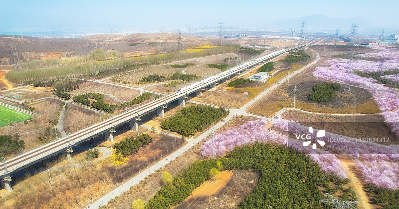 开往春天的列车图片素材