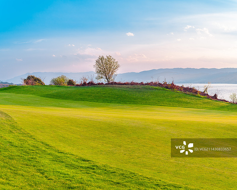 春城湖畔度假村湖景球场图片素材