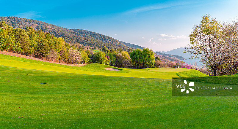 春城湖畔度假村湖景球场图片素材