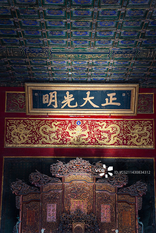 金光照耀下的故宫乾清宫正大光明匾额图片素材