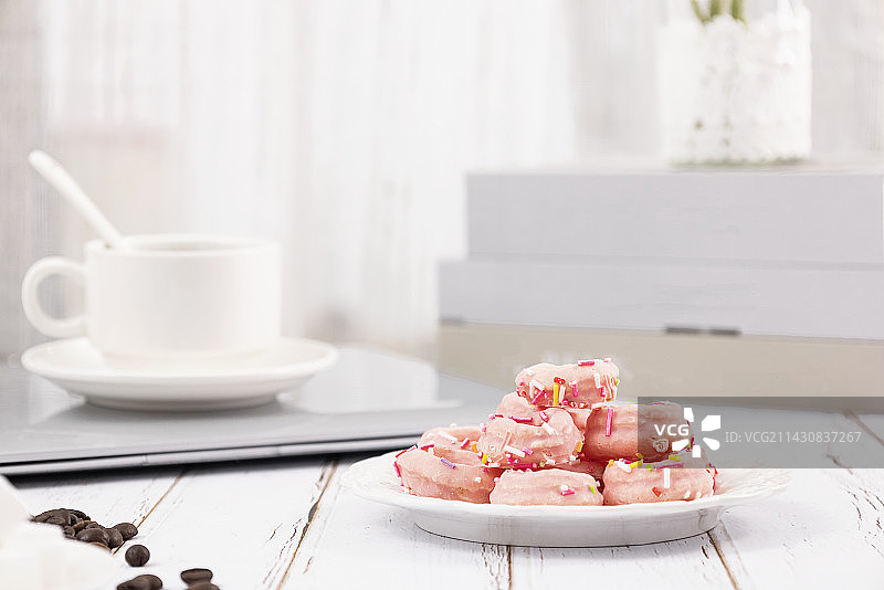 粉色甜甜圈美食图片图片素材