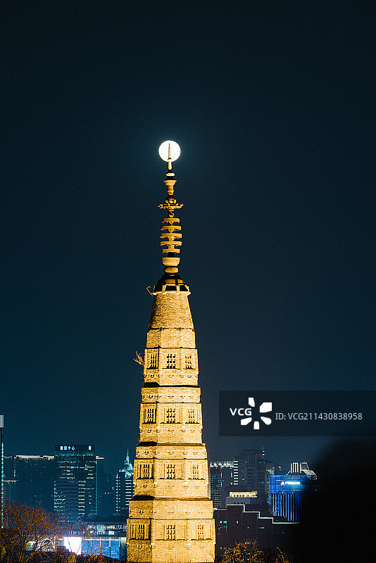 保俶塔悬月图片素材