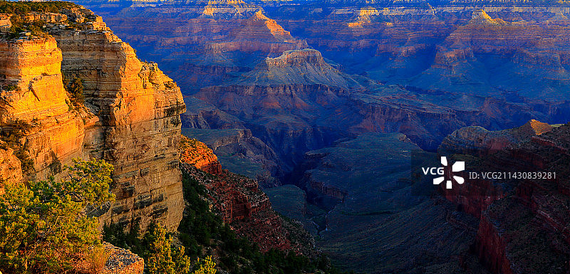 清晨曙光映衬下的科罗拉多大峡谷图片素材