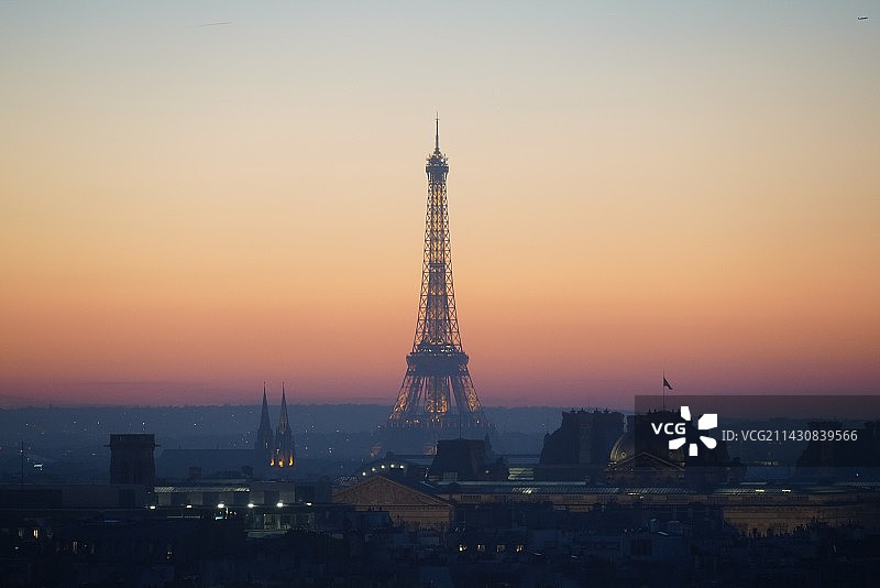 日落时的埃菲尔铁塔图片素材