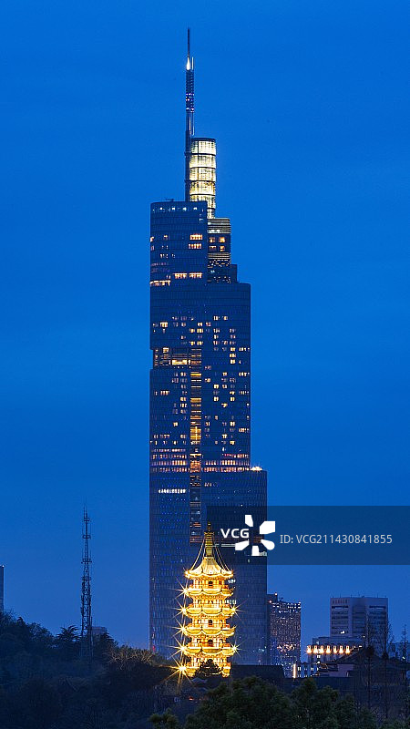 南京古鸡鸣寺药师塔与紫峰大厦图片素材