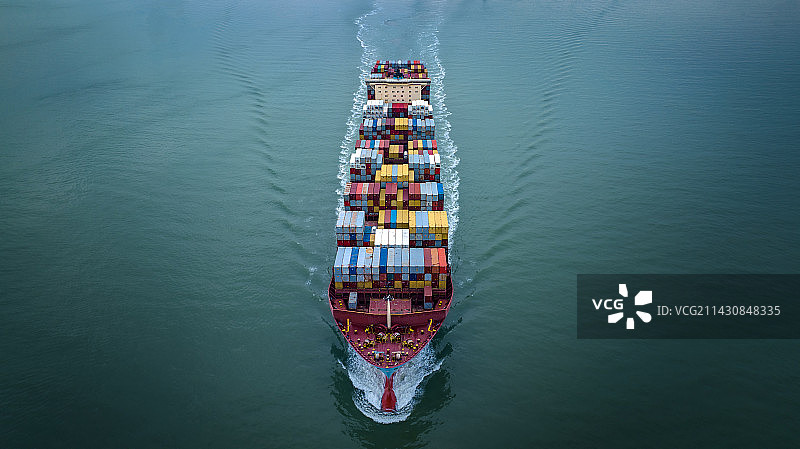 海上行驶的集装箱货轮图片素材