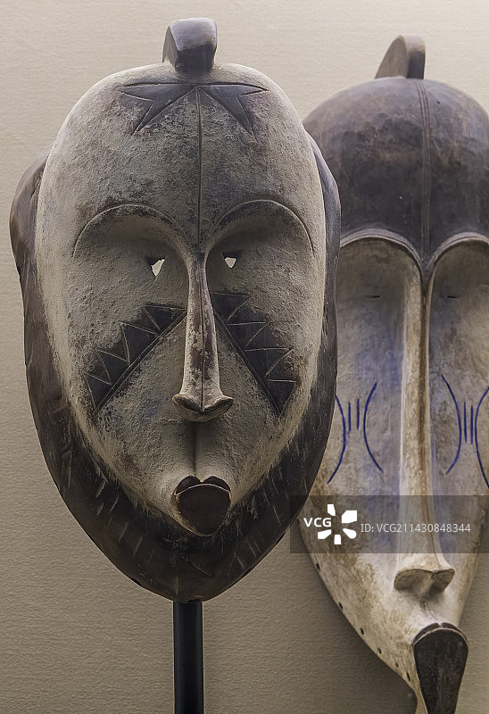 非洲木雕艺术，加蓬共和国芳族，细长脸面具图片素材