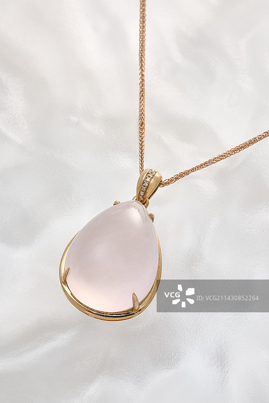 珠宝项链手链黄金白银芙蓉石碧玺特写图片素材