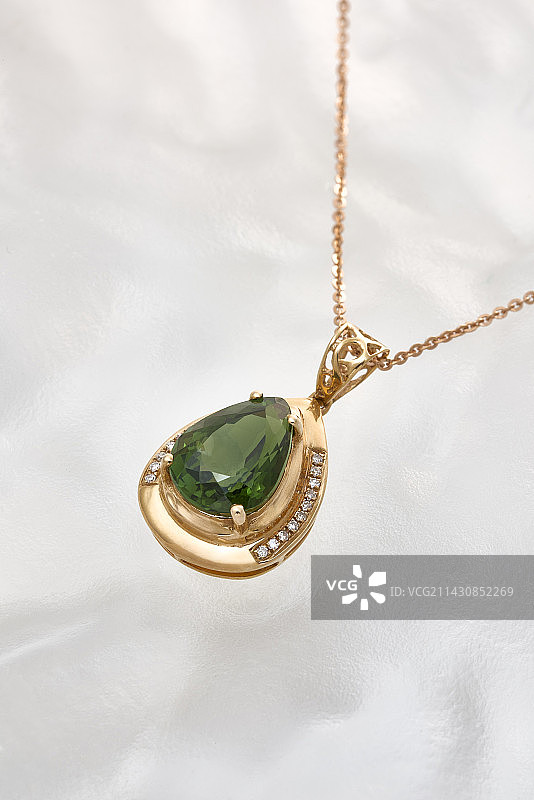 珠宝项链手链黄金白银芙蓉石碧玺特写图片素材