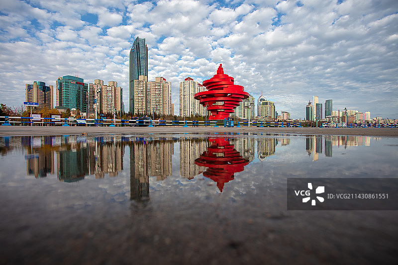 青岛五四广场五月的风雕塑图片素材