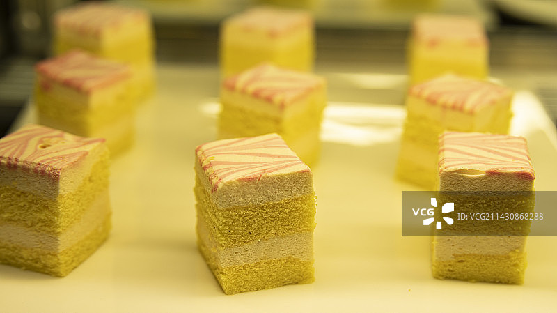 橱窗中的蛋糕图片素材