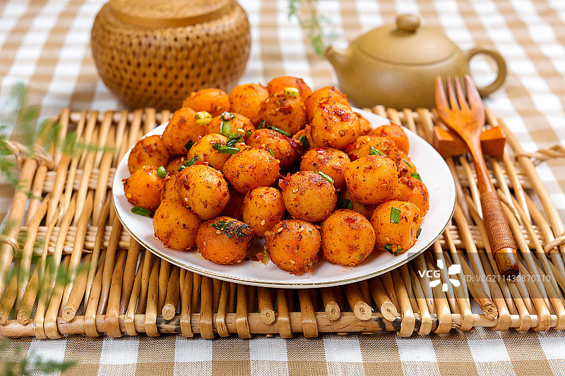 美味家常菜油炸小土豆图片素材