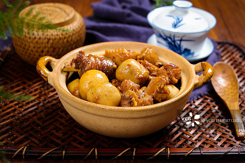 家常美食菜肴芋头黄焖鸡肉图片素材