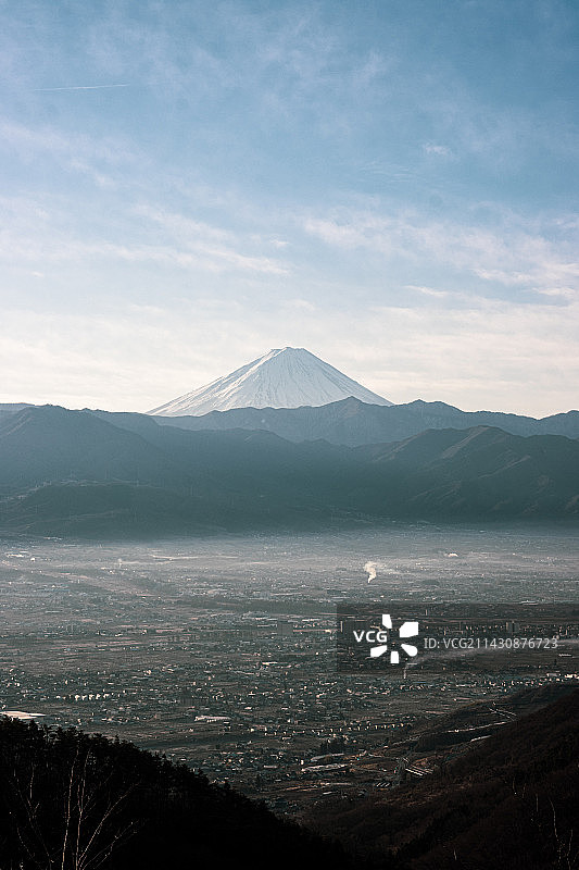 背靠富士山的山梨盆地图片素材