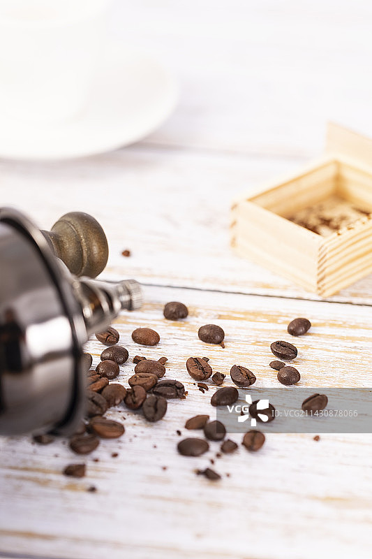 咖啡豆散落在木桌上图片素材