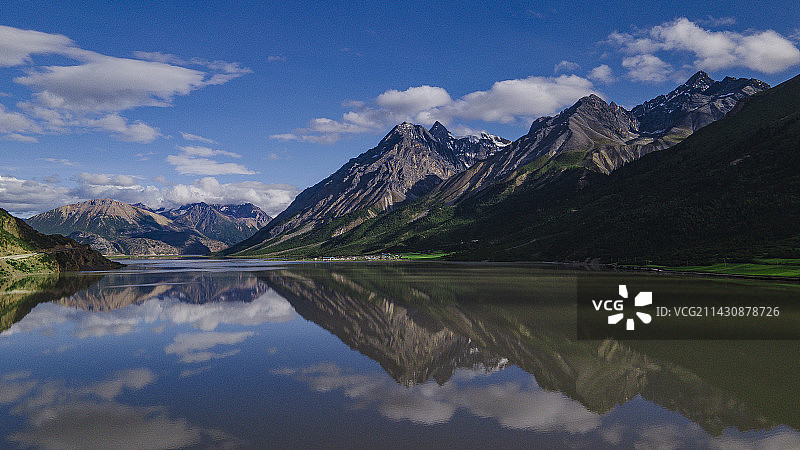 春季然乌湖的静水流深图片素材