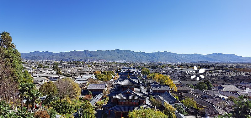 蓝天映衬下的俯视丽江古城图片素材