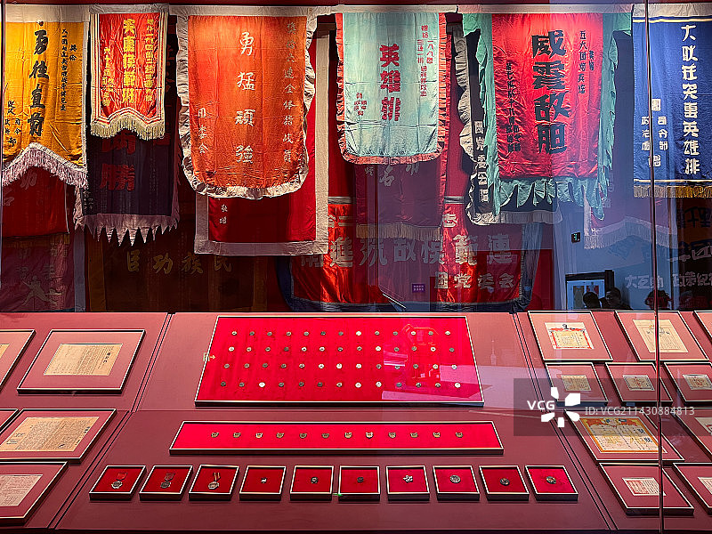 江苏省徐州市淮海战役纪念馆内展品-我军参战部队奖章级锦旗图片素材